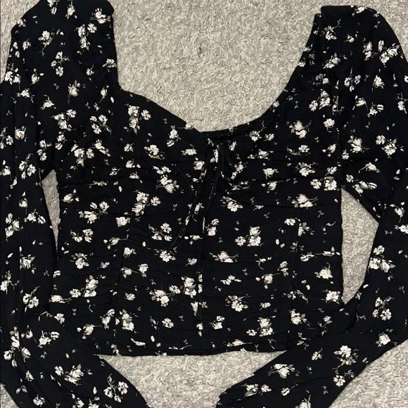 Hollister Black Floral Long Sleeve - Picture 3 of 5